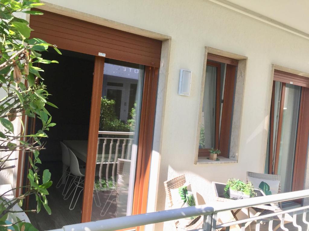 A balcony or terrace at Piccolo Moderno Appartamento sulla Spiaggia in Centro