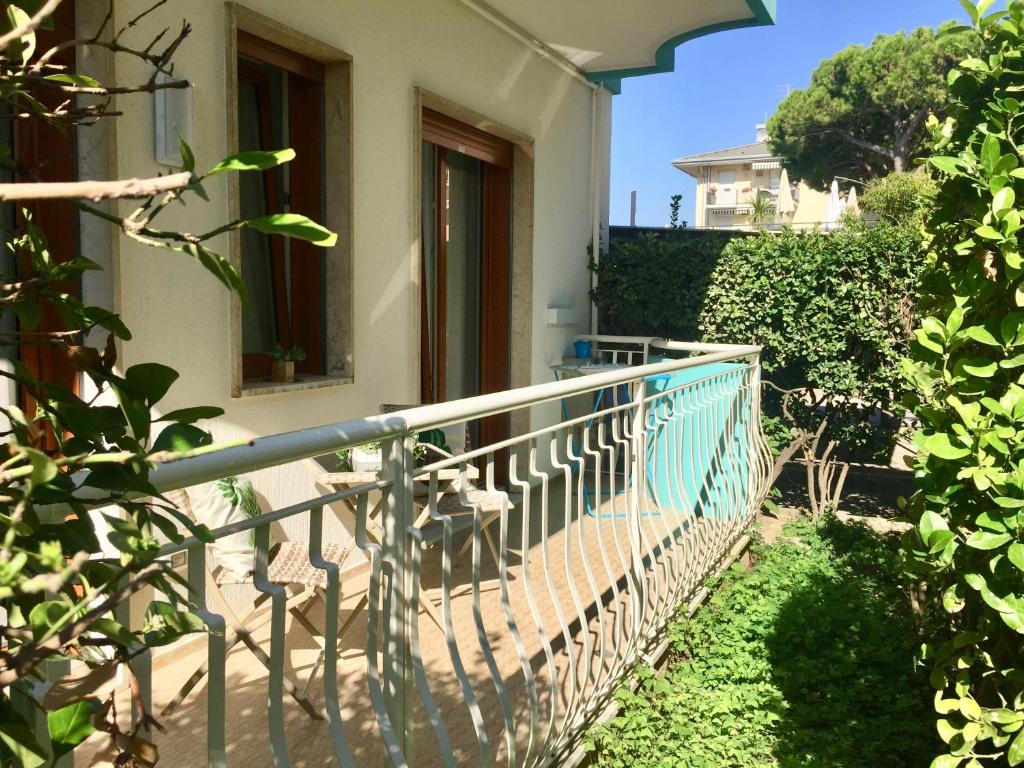 A garden outside Piccolo Moderno Appartamento sulla Spiaggia in Centro