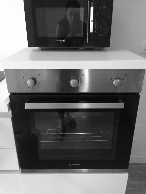 A kitchen or kitchenette at Piccolo Moderno Appartamento sulla Spiaggia in Centro