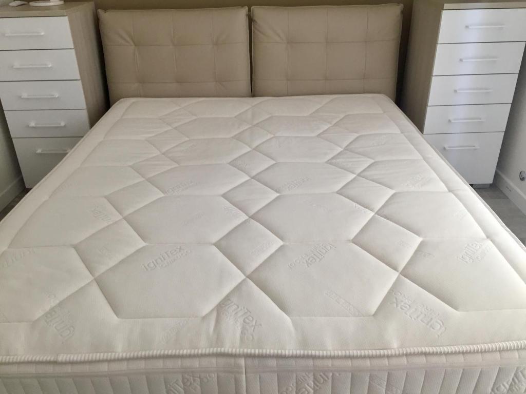 A bed or beds in a room at Piccolo Moderno Appartamento sulla Spiaggia in Centro
