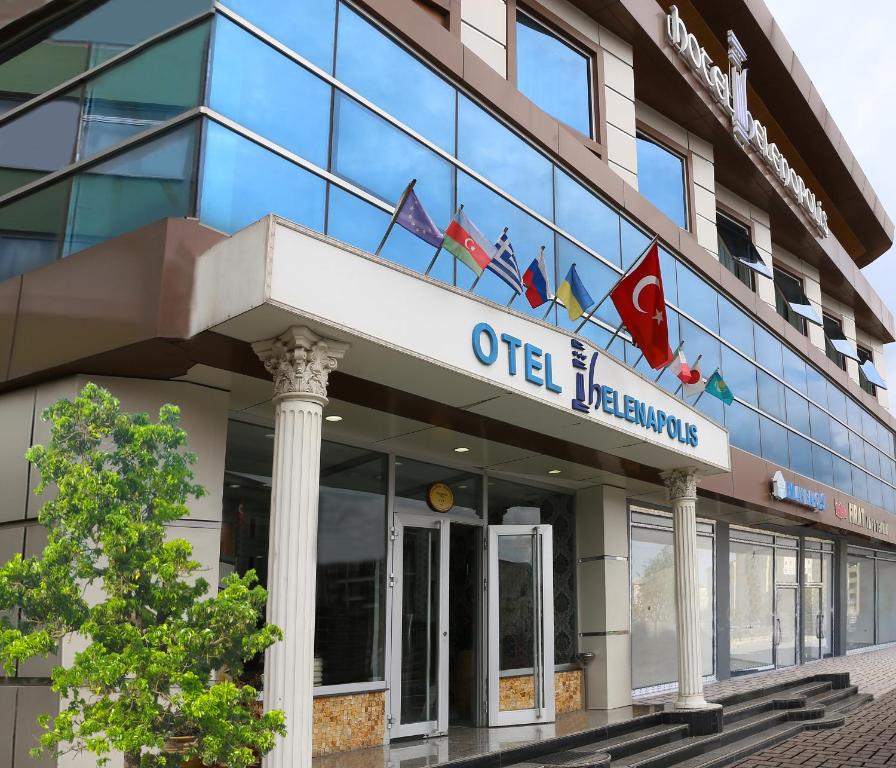ein Bürogebäude mit einem Schild darauf in der Unterkunft Helenapolis Otel in Altınova