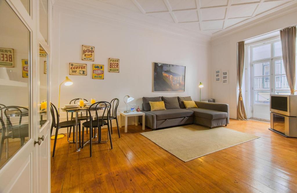 un soggiorno con divano e tavolo di Chiado Balcony Apartment a Lisbona
