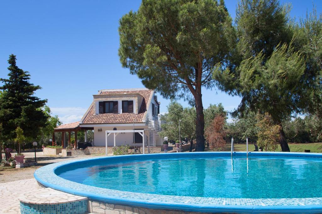 Villa dei Sogni Gallipoli في توليي: مسبح كبير امام المنزل