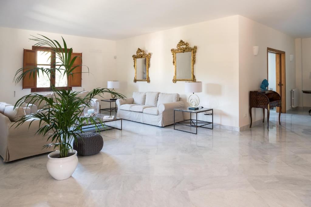 a living room with a white couch and a plant at Il Giardino di Venere in Mondello