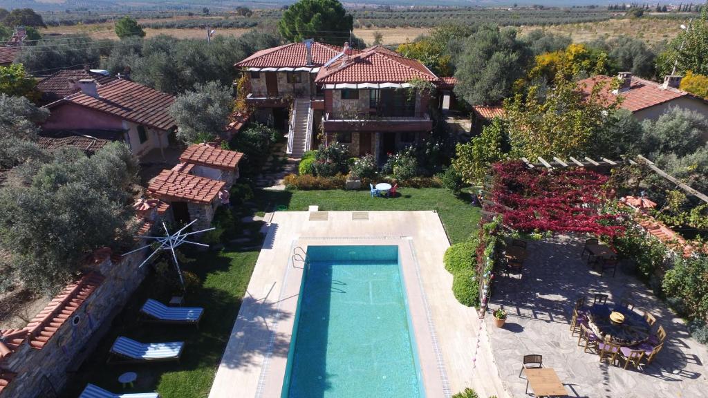 vista aerea di una casa con piscina di Anatolia Hotel Geyre Karacasu Aydın (Aphrodisias) a Geyre