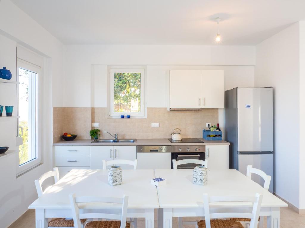 A kitchen or kitchenette at Villa Mariou