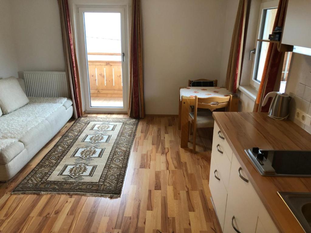 un soggiorno con divano e cucina di Pension Waldegg a Hippach