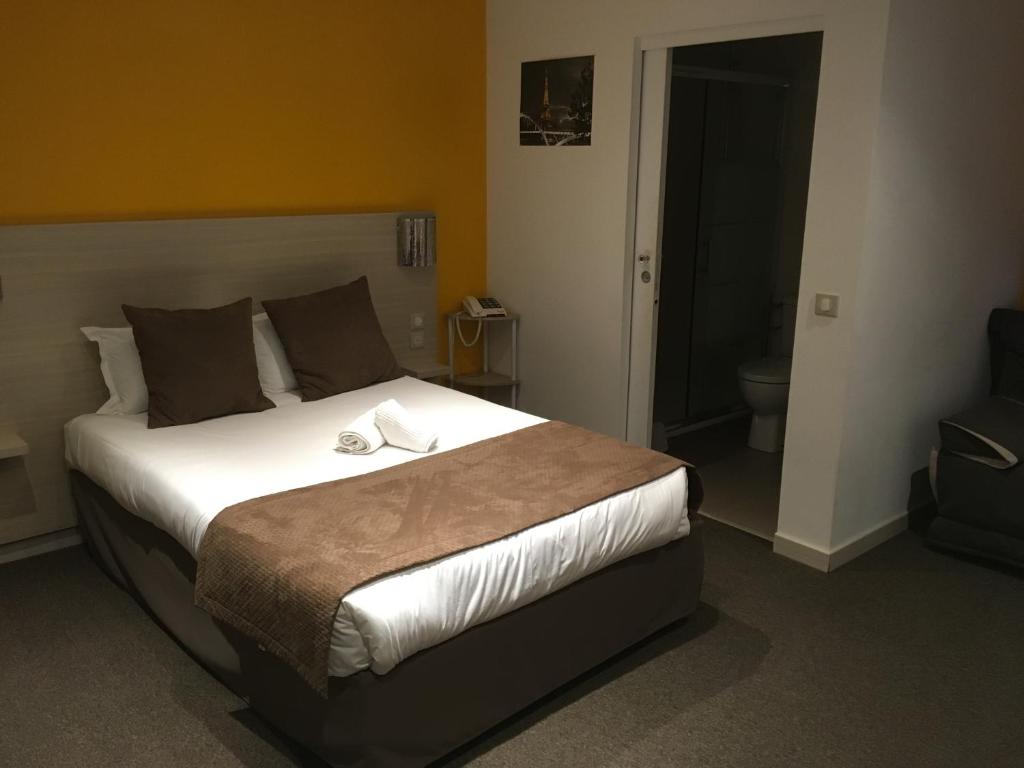 Postel nebo postele na pokoji v ubytování Hôtel de Paris La Défense