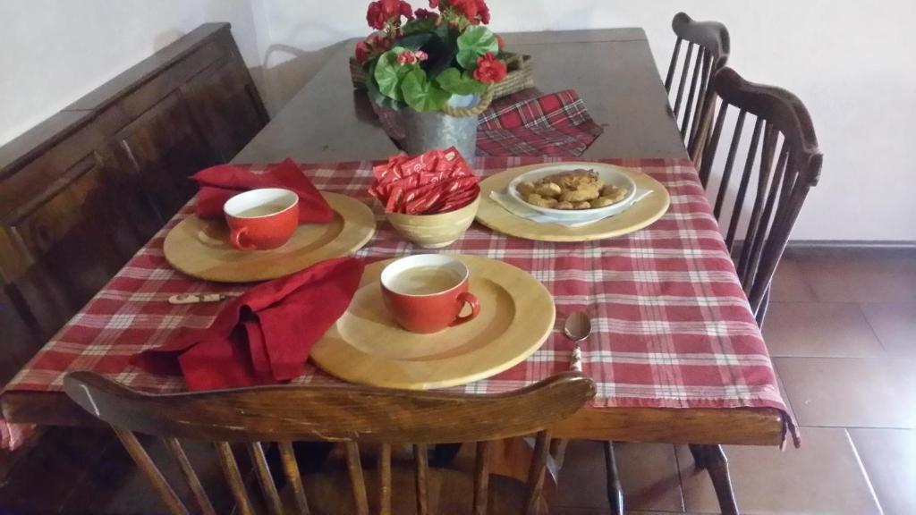 einen Tisch mit zwei Tassen Kaffee und einem Teller Essen in der Unterkunft Adamello in Aprica