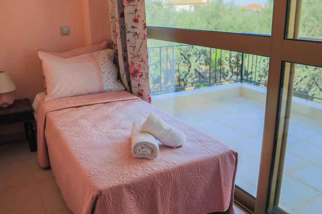 A bed or beds in a room at Maison Fleurs