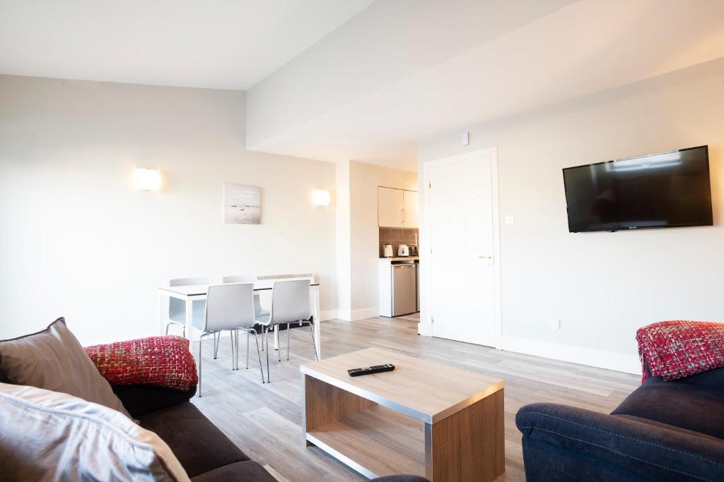 TV a/nebo společenská místnost v ubytování Three Bedroom Apartment - Edward Square Galway