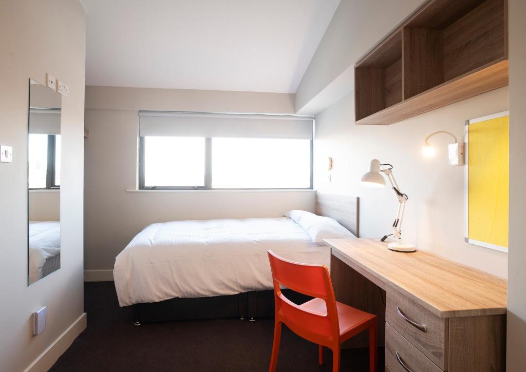 Postel nebo postele na pokoji v ubytování Three Bedroom Apartment - Edward Square Galway
