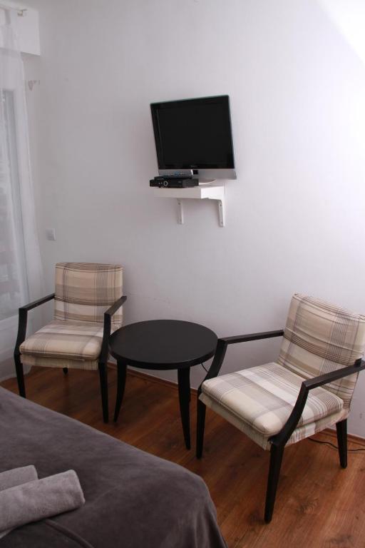Televízia a/alebo spoločenská miestnosť v ubytovaní Sió Lodge