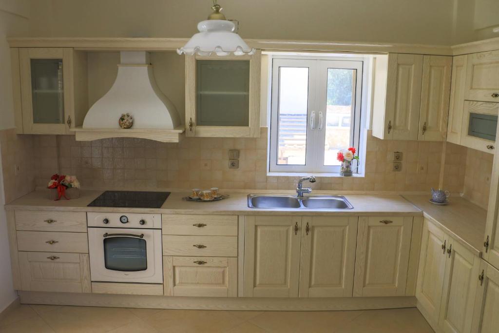 A kitchen or kitchenette at Maison Fleurs