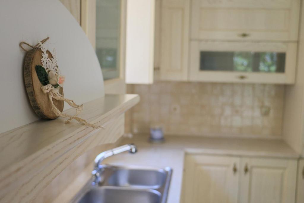 A kitchen or kitchenette at Maison Fleurs