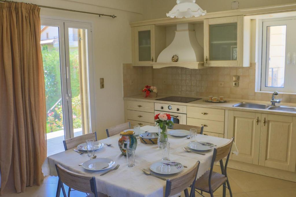 A kitchen or kitchenette at Maison Fleurs
