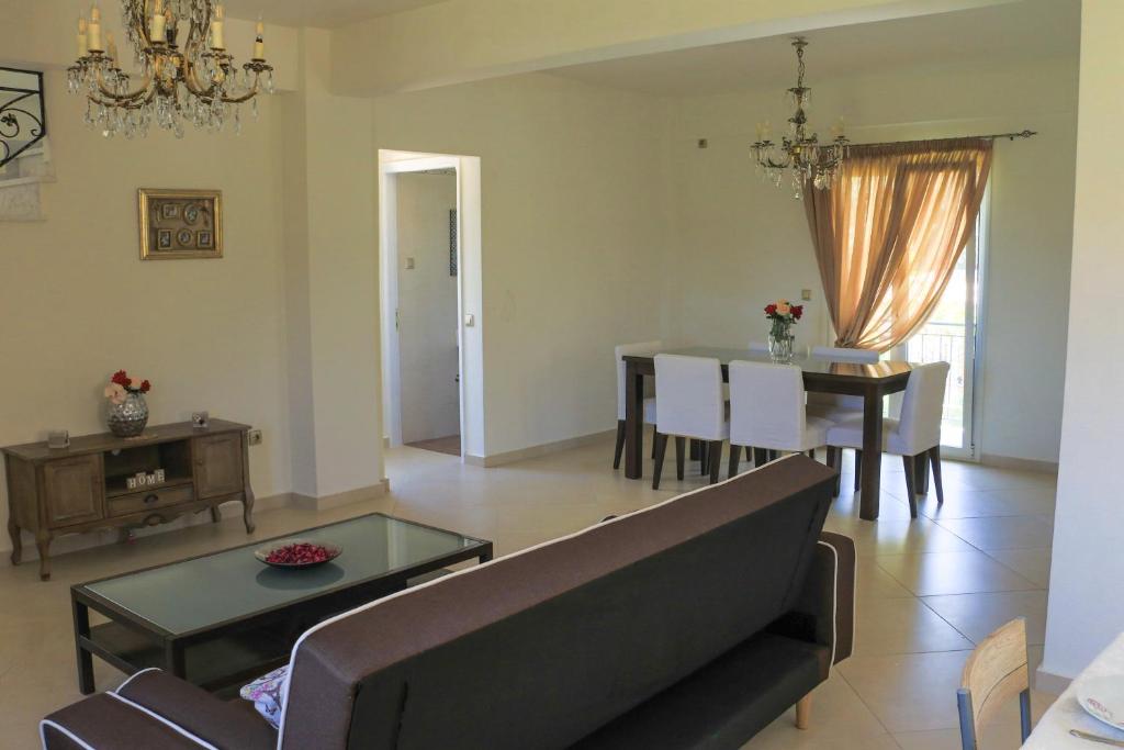 A seating area at Maison Fleurs
