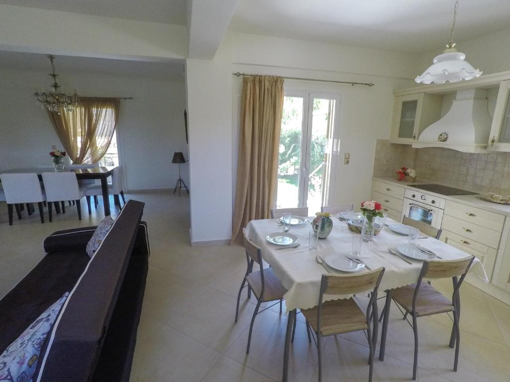 A kitchen or kitchenette at Maison Fleurs