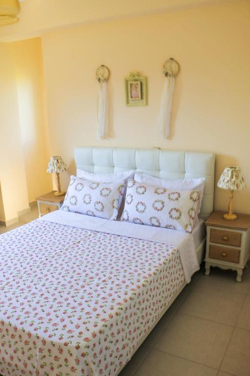 A bed or beds in a room at Maison Fleurs