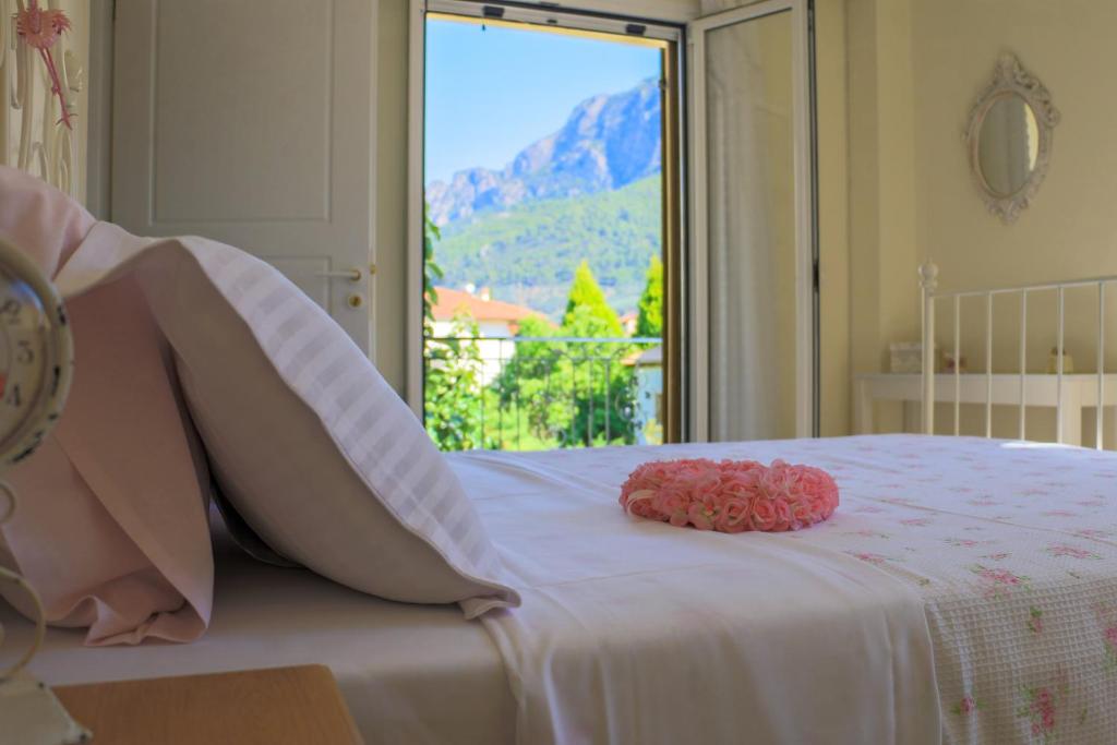 a bedroom with a bed with pink flowers on it at Maison Fleurs in Diakopto