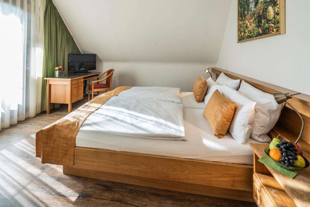 Postel nebo postele na pokoji v ubytování Hotel - Landgasthof Rebstock