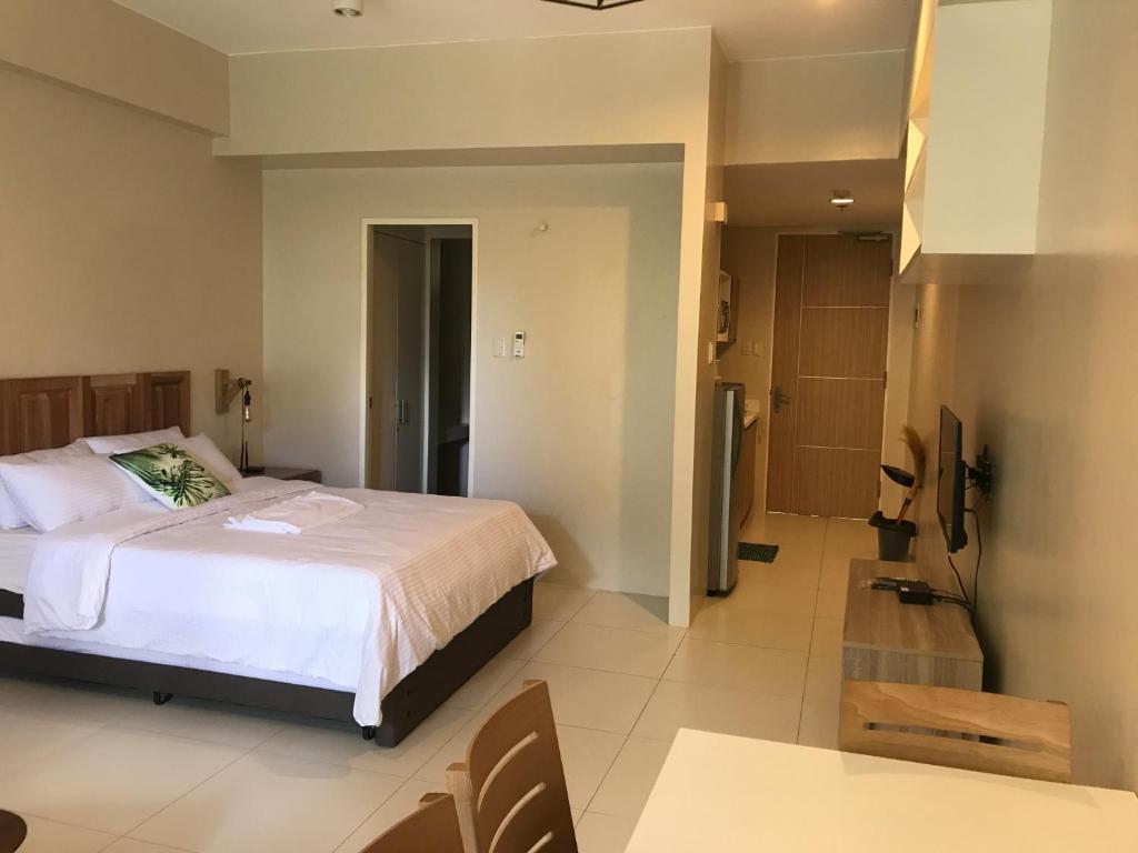 Postel nebo postele na pokoji v ubytování Creys condo at Pico de Loro Cove