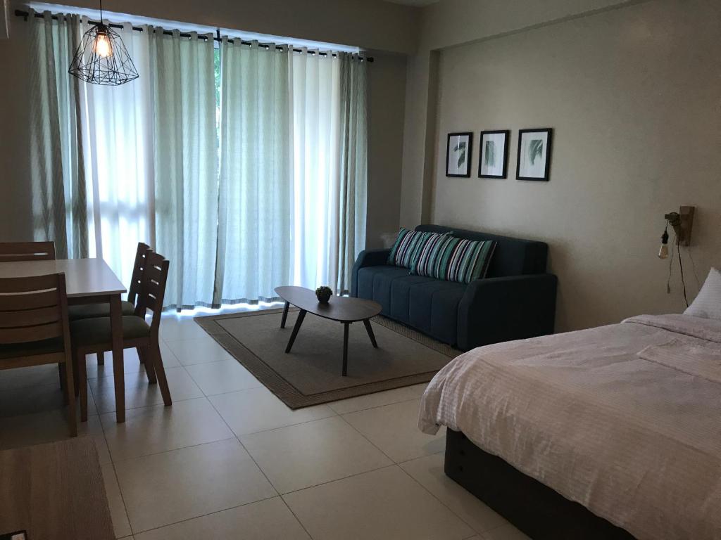 Posezení v ubytování Creys condo at Pico de Loro Cove