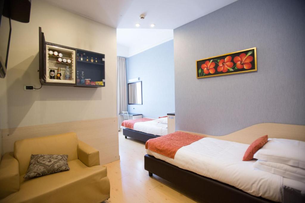 米蘭的住宿－皮亞琴察酒店，酒店客房,配有两张床和椅子