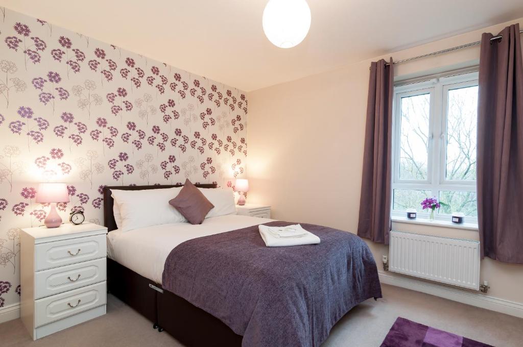 a bedroom with a bed and a window at Central 2 bedroom apartment in Basingstoke