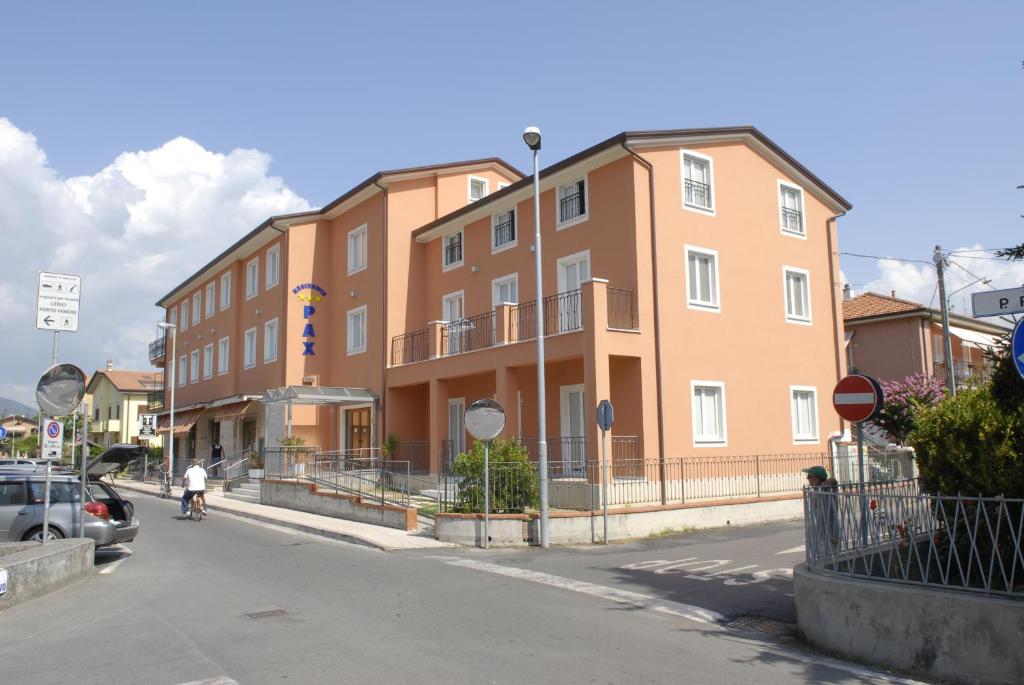 um edifício ao lado de uma rua em Residence Pax em Fiumaretta di Ameglia