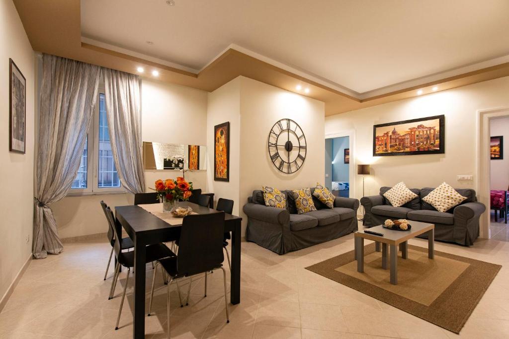 Una sala de estar con una mesa y un comedor. en Giulio Cesare Imperatore, en Roma
