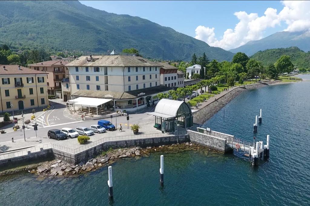 eine Luftansicht einer Stadt neben einem Wasserkörper in der Unterkunft Hotel Risi in Colico