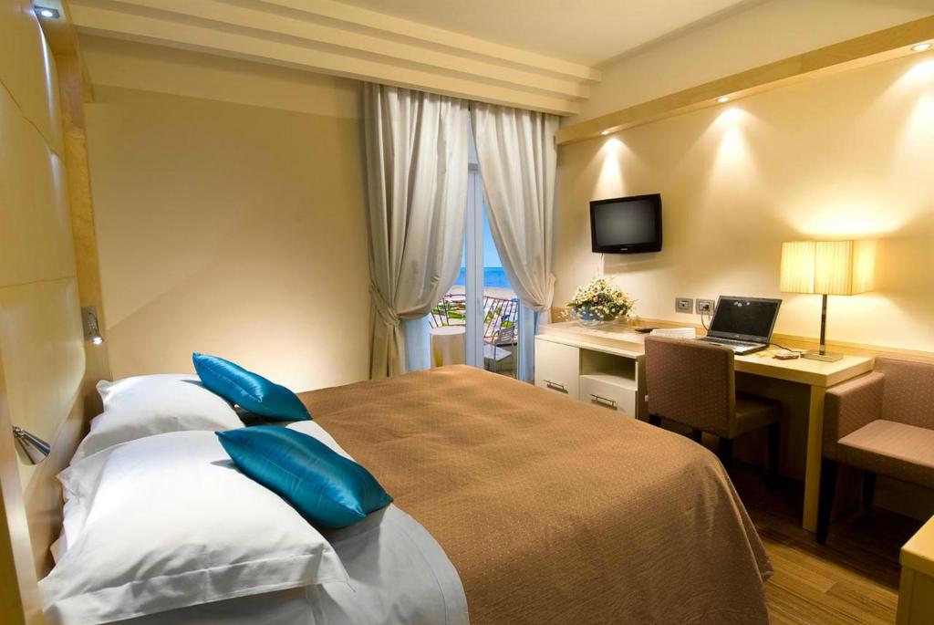 Postel nebo postele na pokoji v ubytování Hotel Sarti