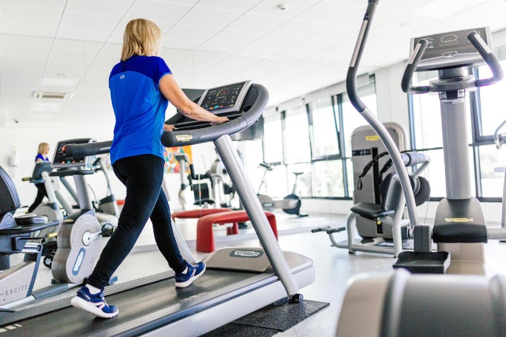 Fitness centrum a/nebo fitness zařízení v ubytování Hôtel Restaurant Athena Spa