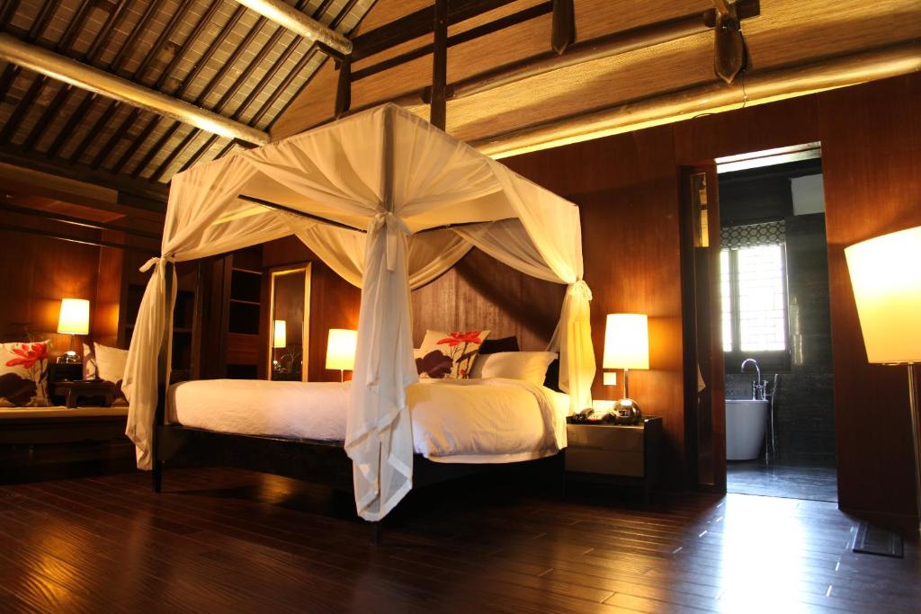 a bedroom with a canopy bed in a room at Shanghai Daoli one step garden(PVG&International Resort) in Shanghai