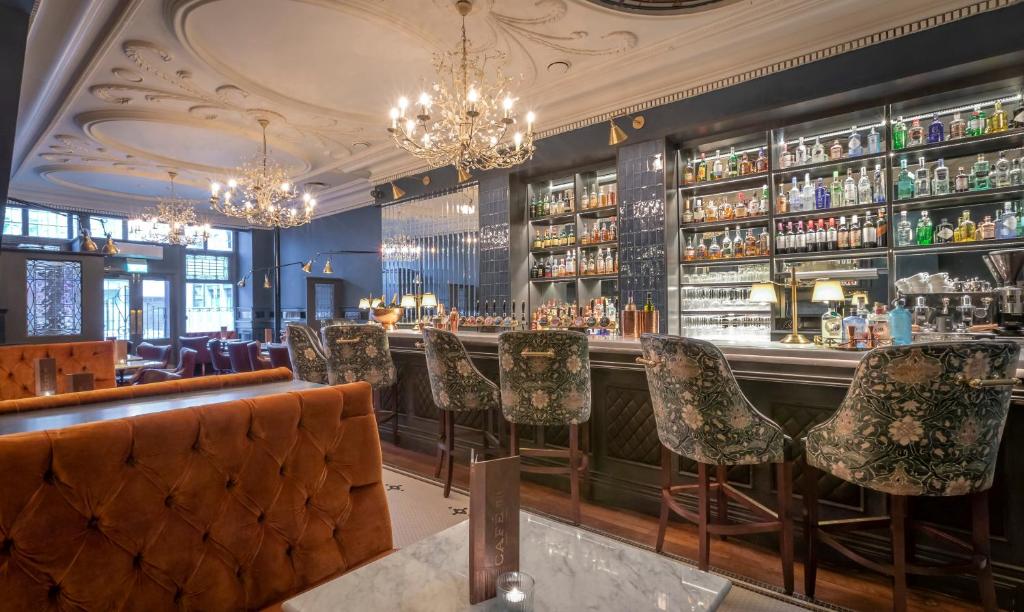 un bar in un ristorante con sedie e lampadari a braccio di The Fleet a Dublino