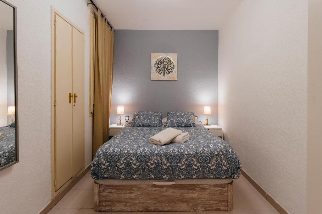 バルセロナにあるApartamento Eixample Sants Estacióのベッドルーム1室(青い掛け布団付きのベッド1台付)