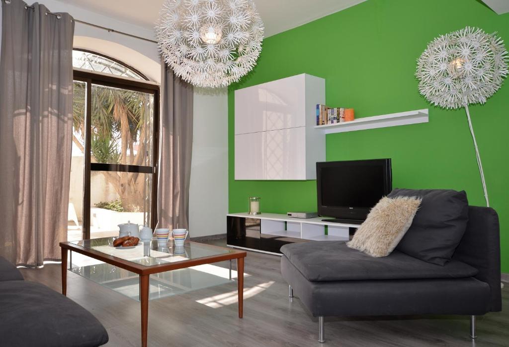 - un salon avec un canapé et une télévision dans l'établissement City Living Suite TK 1 Rm 3, à San Ġiljan