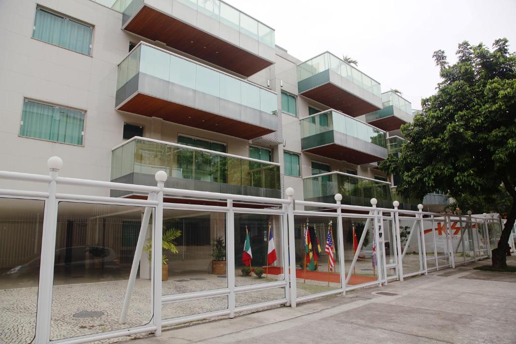 een gebouw met een wit hek ervoor bij KS Residence in Rio de Janeiro
