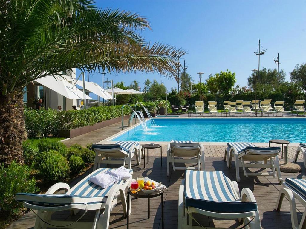 Bazén v ubytování Hotel Sarti nebo v jeho okolí