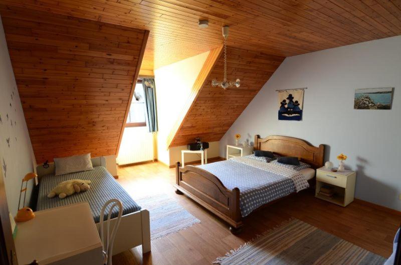 1 Schlafzimmer mit 2 Betten und Holzdecke in der Unterkunft B&B Vanderstraeten-Bryxis in Grimbergen