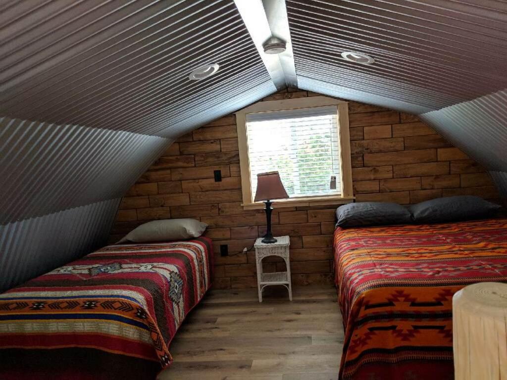 Postel nebo postele na pokoji v ubytování K3 Guest Ranch