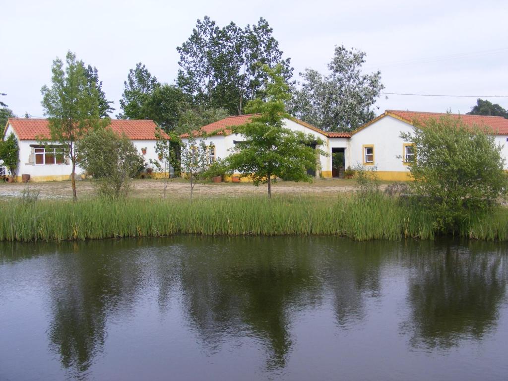 une maison à côté d'une masse d'eau dans l'établissement Quinta dos Trevos - Artes e Ofícios, à Ladoeiro
