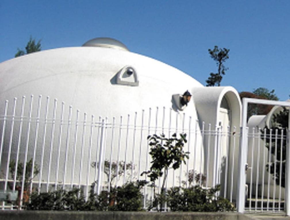 una cúpula blanca detrás de una valla blanca en The Hirosawa City Dome House West Building / Vacation STAY 7780, en Chikusei