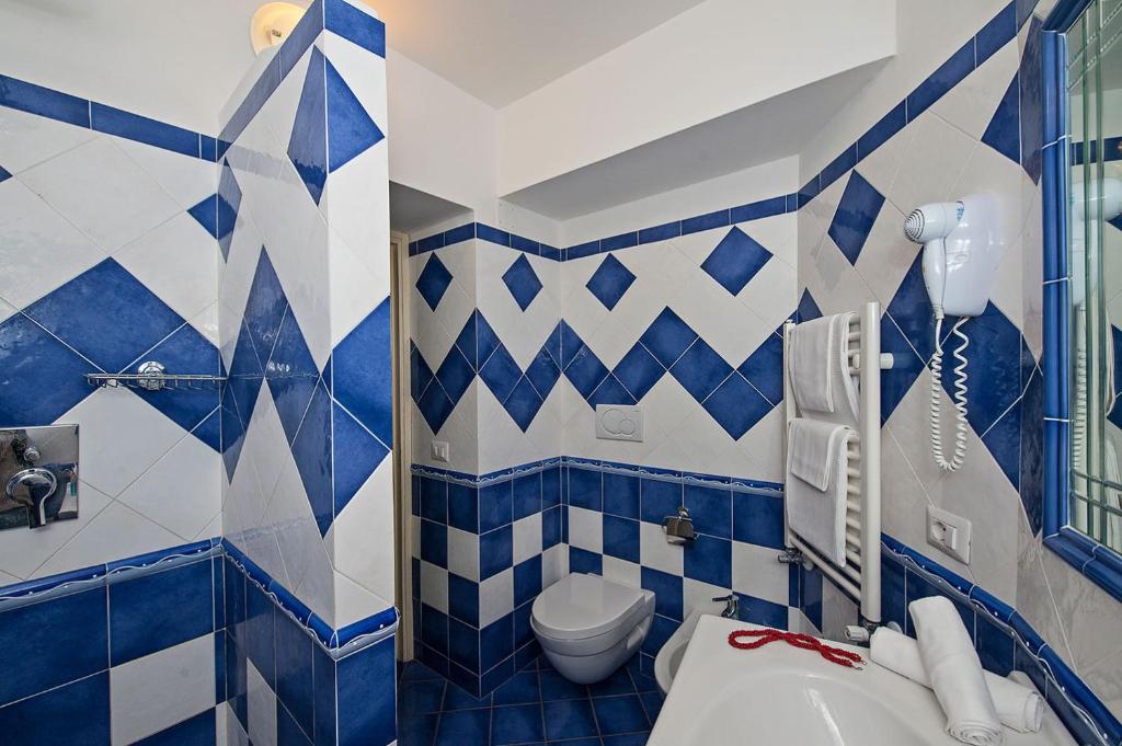 Hotel Il Gabbiano tesisinde bir banyo