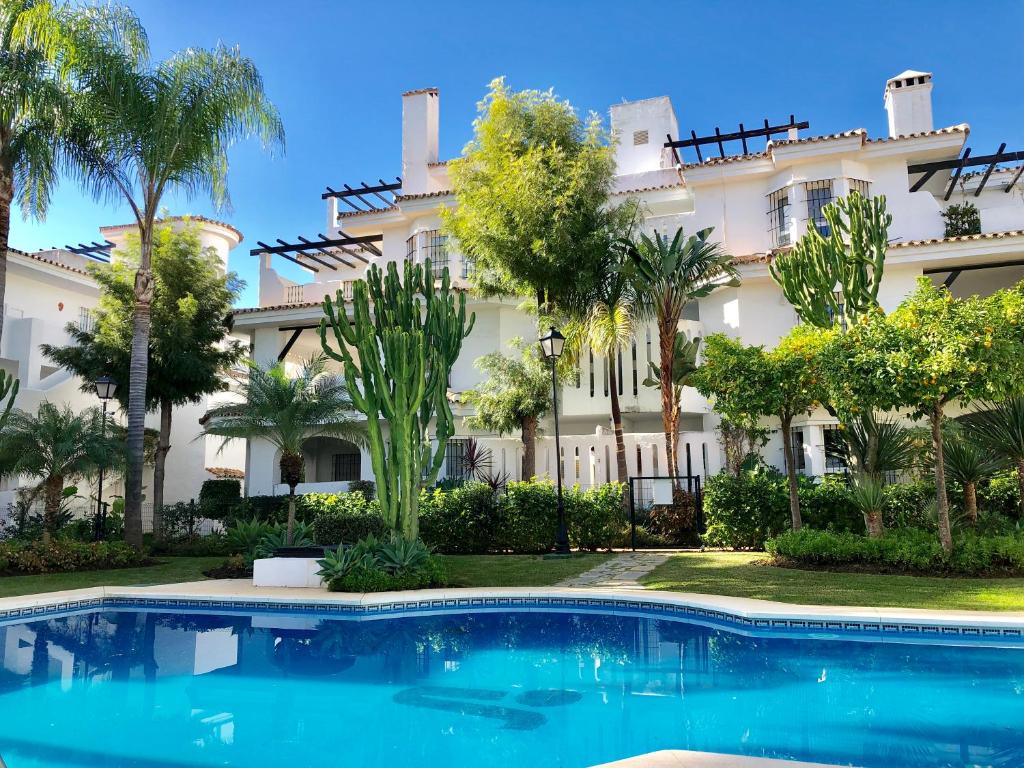 Bazén v ubytovaní AB Properties - Design Penthouse Duplex Marbella - 3 mn to Puerto Banus and Beach - Golden Mile - Pool and Tropical alebo v jeho blízkosti