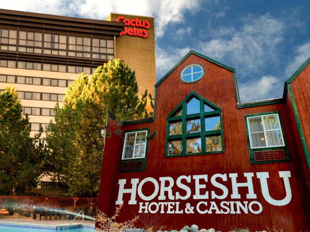 un edificio rojo con un cartel que lee hotel y casino con dientes de caballo en Cactus Petes Resort & Horseshu Hotel, en Jackpot