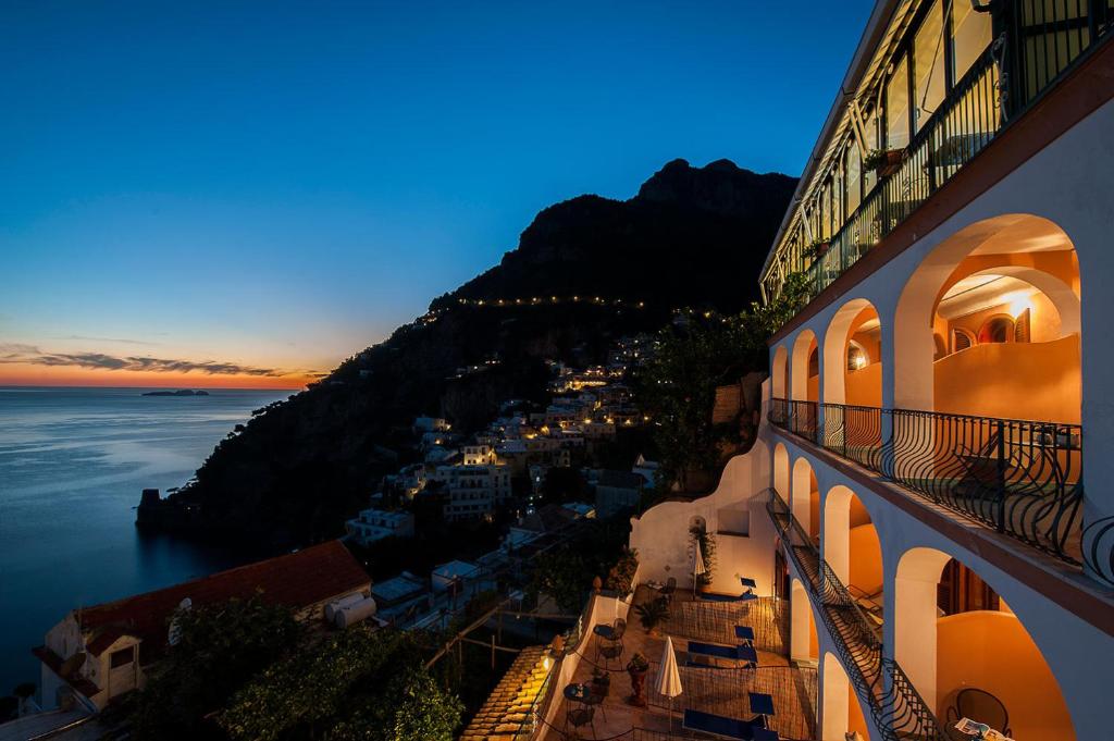 uitzicht op een stad bij zonsondergang vanuit een gebouw bij Hotel Il Gabbiano in Positano