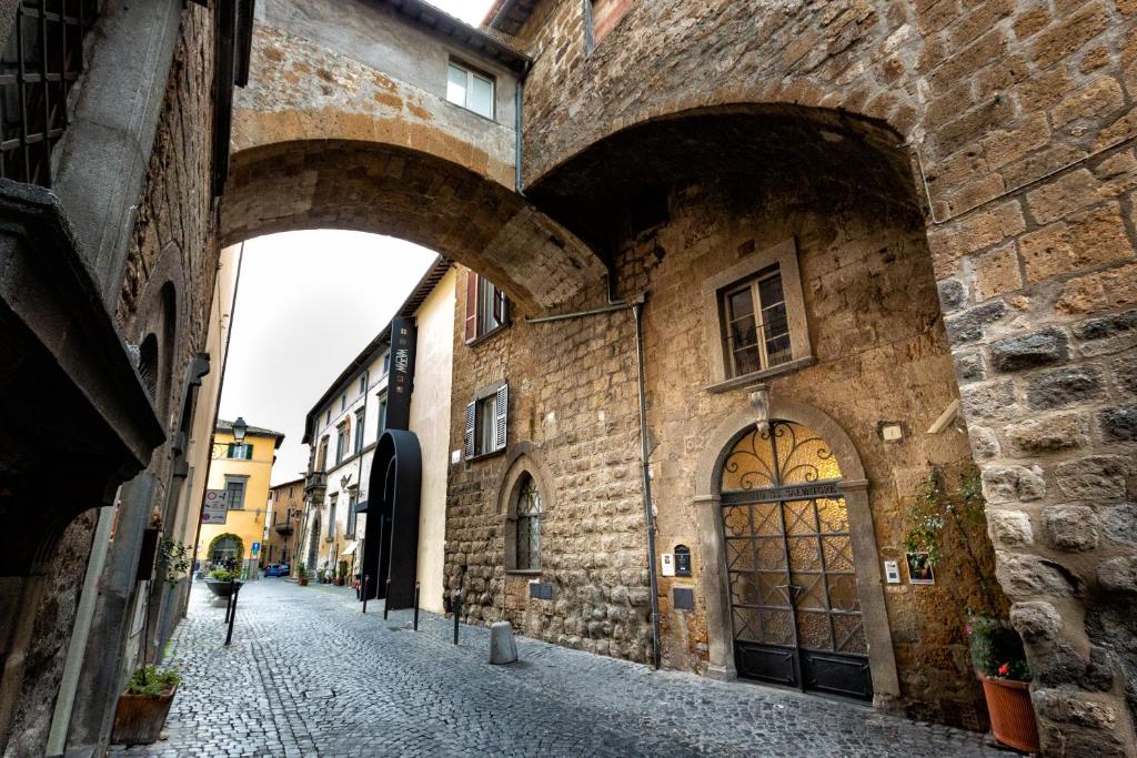 an alley with an archway in an old building at Istituto SS Salvatore in Orvieto