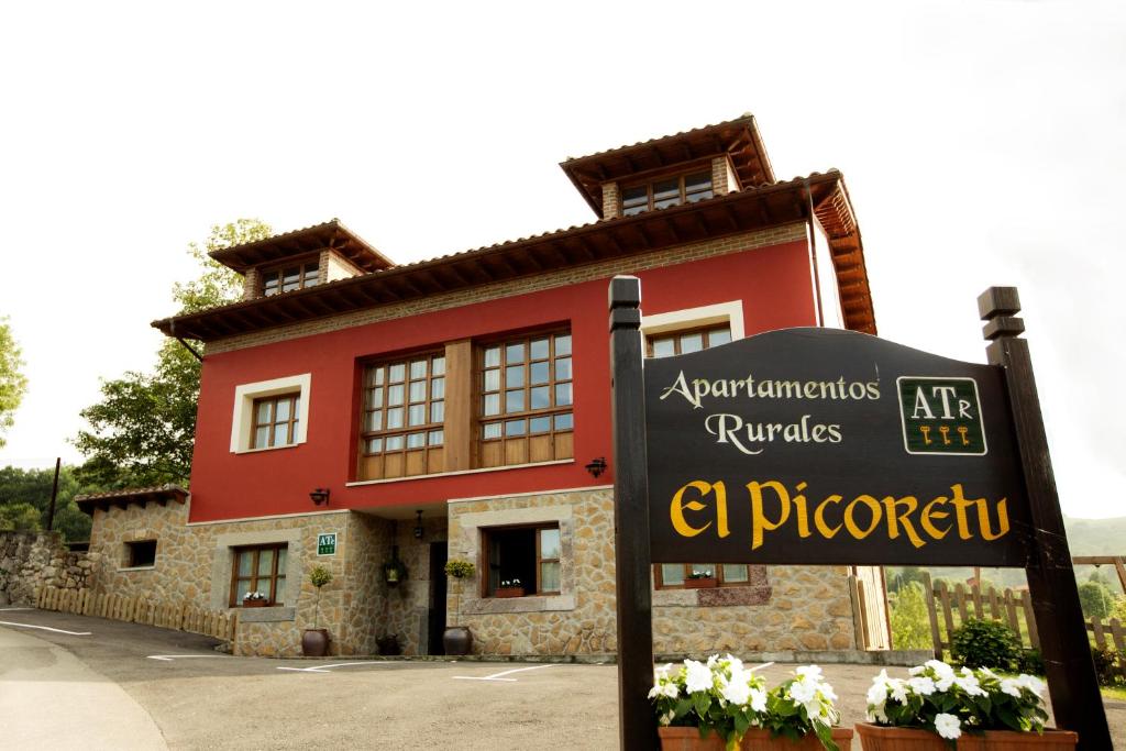 ein Gebäude mit einem Schild davor in der Unterkunft Apartamentos El Picoretu in Mestas de Con